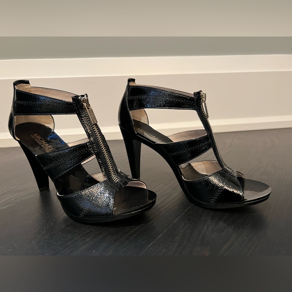 Michael Kors Berkeley T Strap Sandles